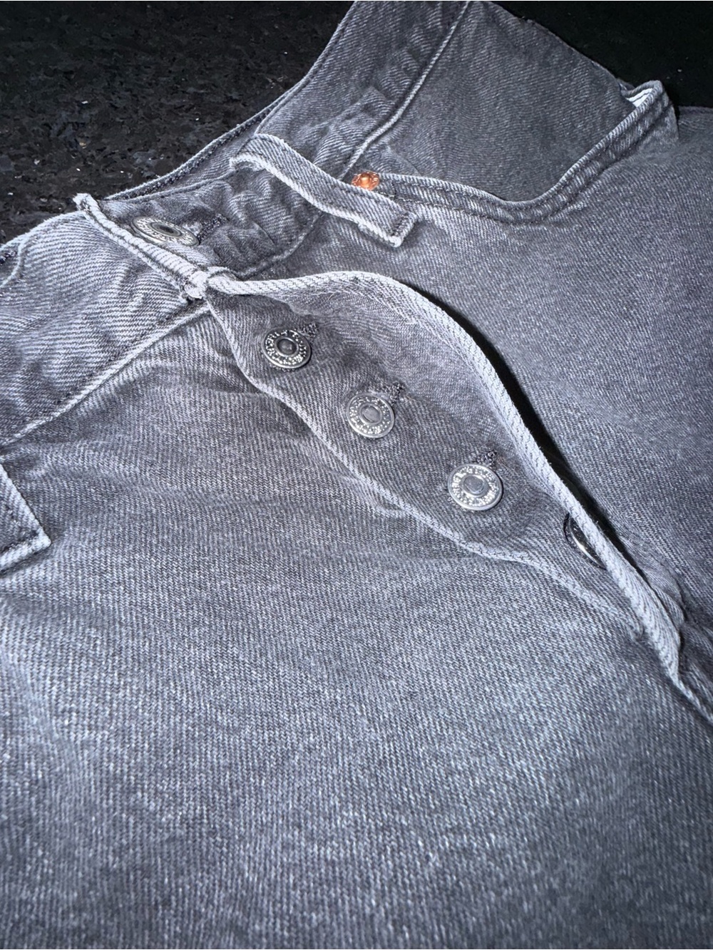 Levi's Faded Black Grey High-Rise Denim Cutoff Buttonfly Shorts SZ 28 - Picture 3 of 11